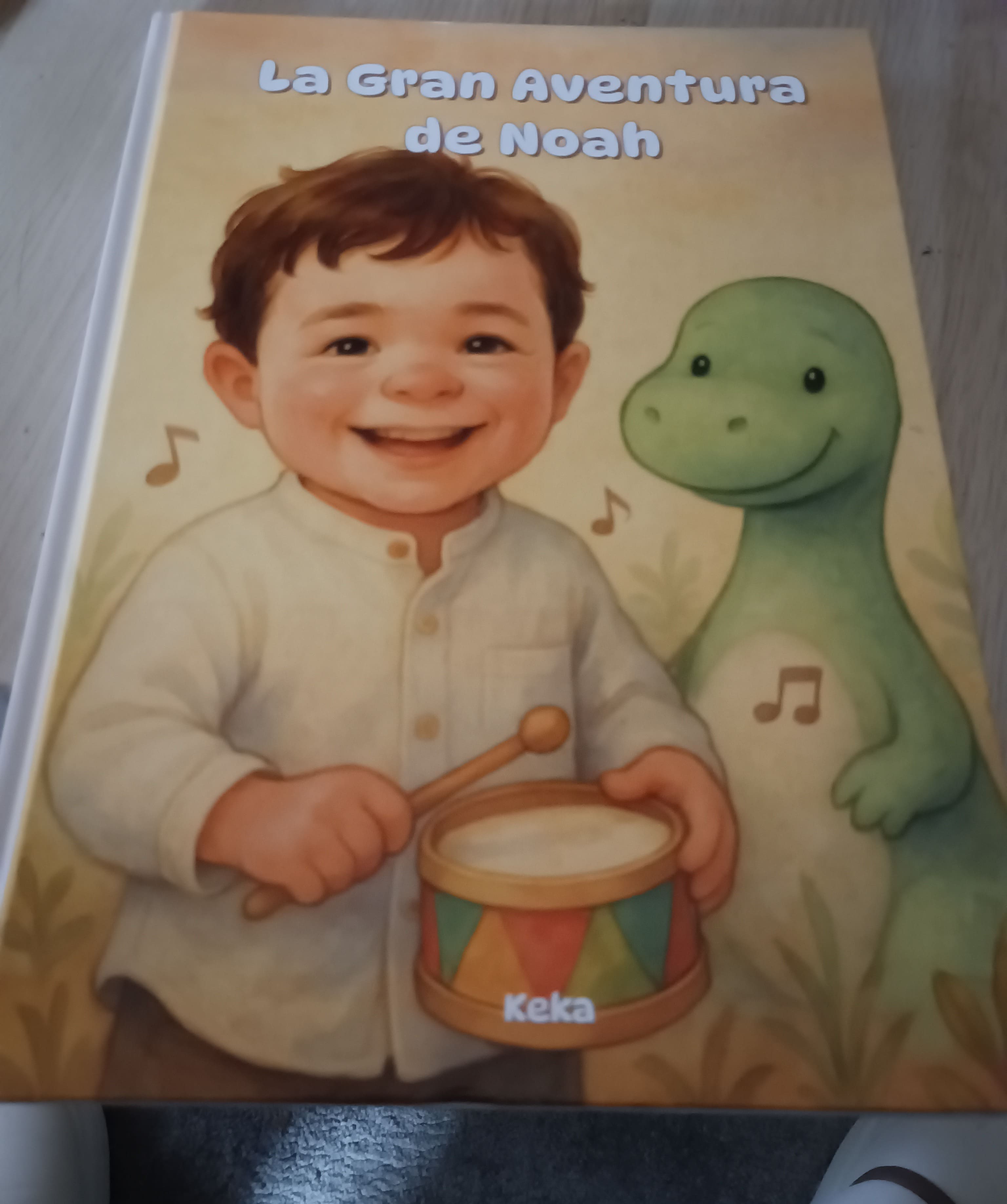Foto de un libro infantil personalizado por KEKA